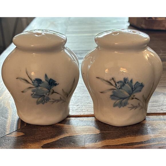Vintage Inarco E4175 White Blue Floral 3D Shape Salt / Pepper Shakers 3” - Picture 1 of 5